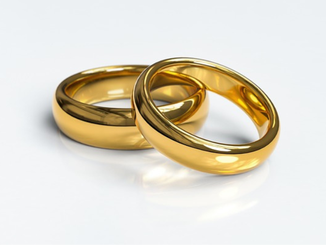 金色の結婚指輪