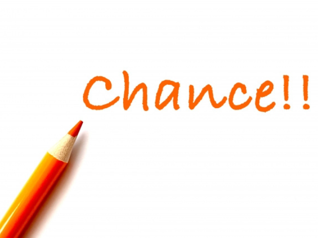 オレンジの色鉛筆とチャンスの文字