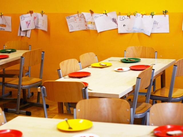 子どものテーブルと椅子が並ぶ食堂