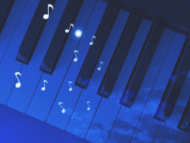 月夜に映るピアノの鍵盤