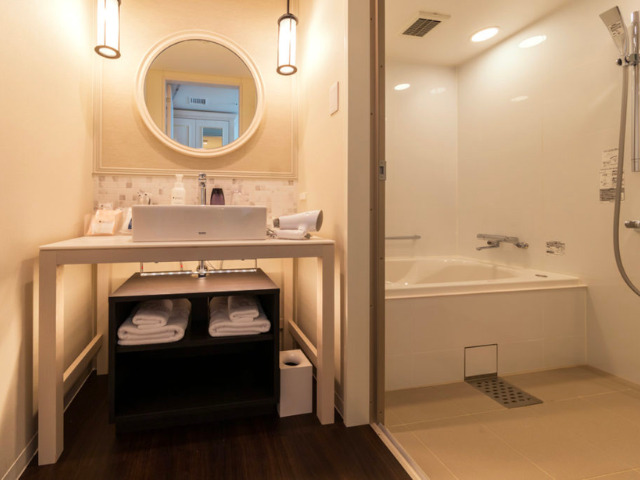 リーベルホテルの洗面台と浴室